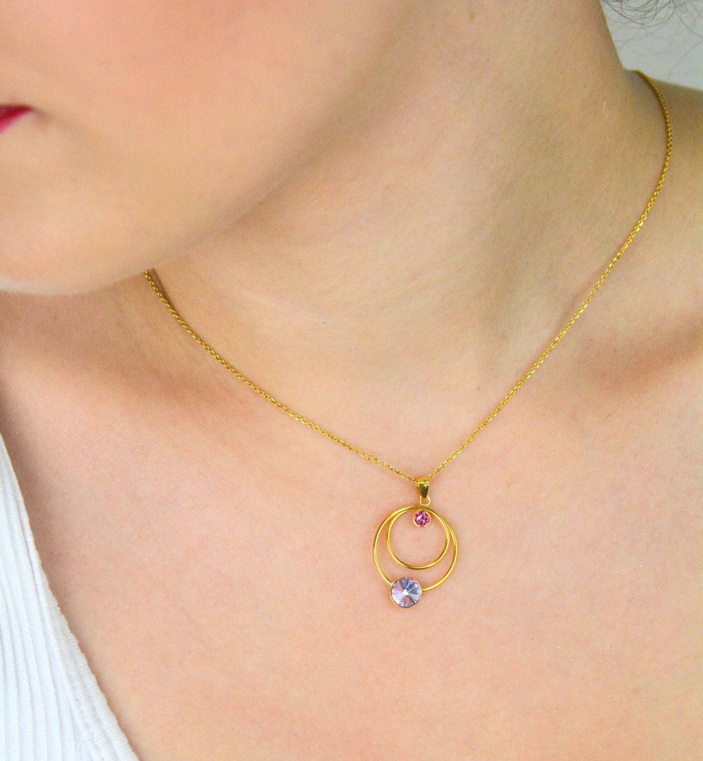 Elegancki naszyjnik Cercles Gold NODG2088RV wykonany ze srebra pozłacanego próby 925, ozdobiony kryształami Swarovski w kolorach fioletowym i różowym. Długość 42 cm (38 cm + 6 cm przedłużki). 1.webp