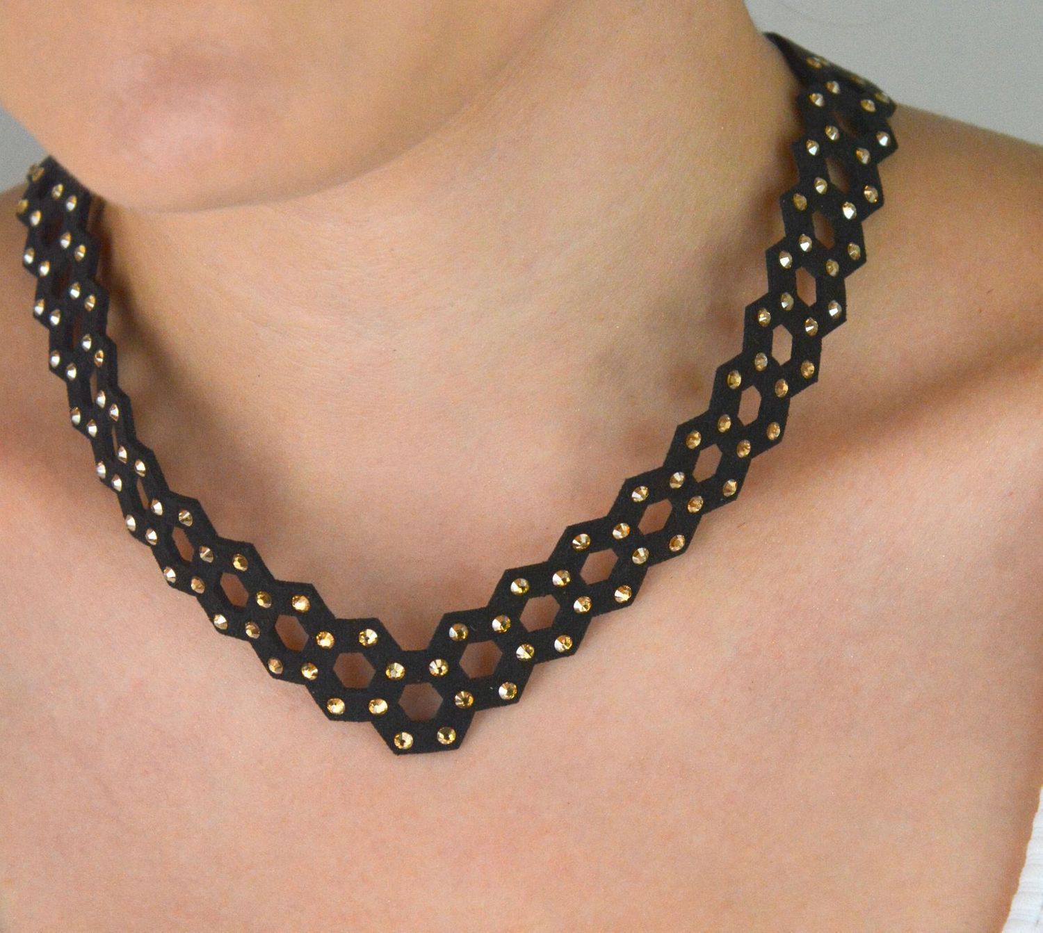 Naszyjnik choker szara alcantara z kryształkami Swarovski – 40 cm.jpg