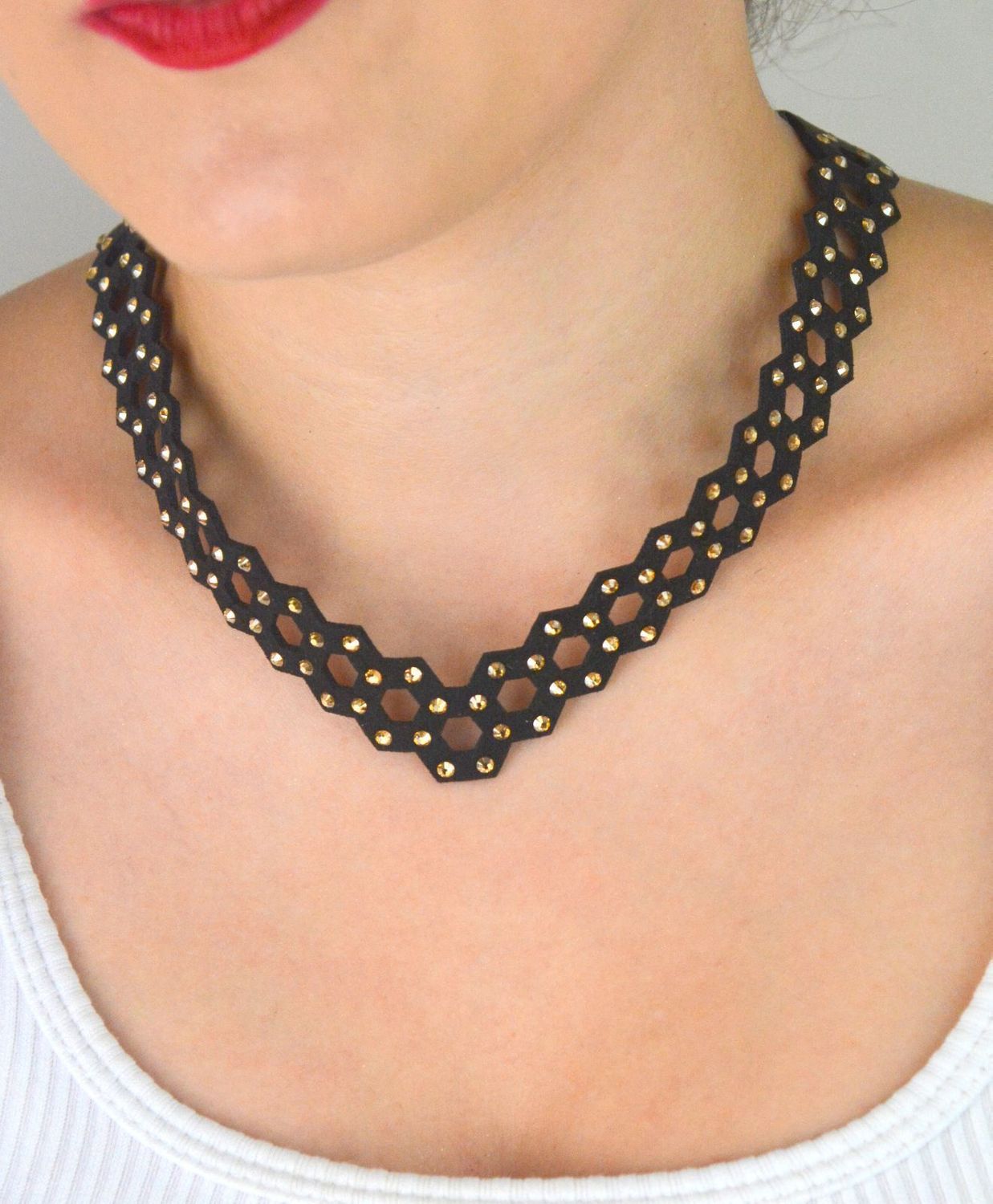 Naszyjnik choker szara alcantara z kryształkami Swarovski – 40 cm.jpg