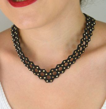Naszyjnik choker szara alcantara z kryształkami Swarovski – 40 cm Elegancki naszyjnik choker z szarej alcantary ozdobiony kryształkami Swarovski. Długość 40 cm. Stylowy dodatek na co dzień i na spec.JPG