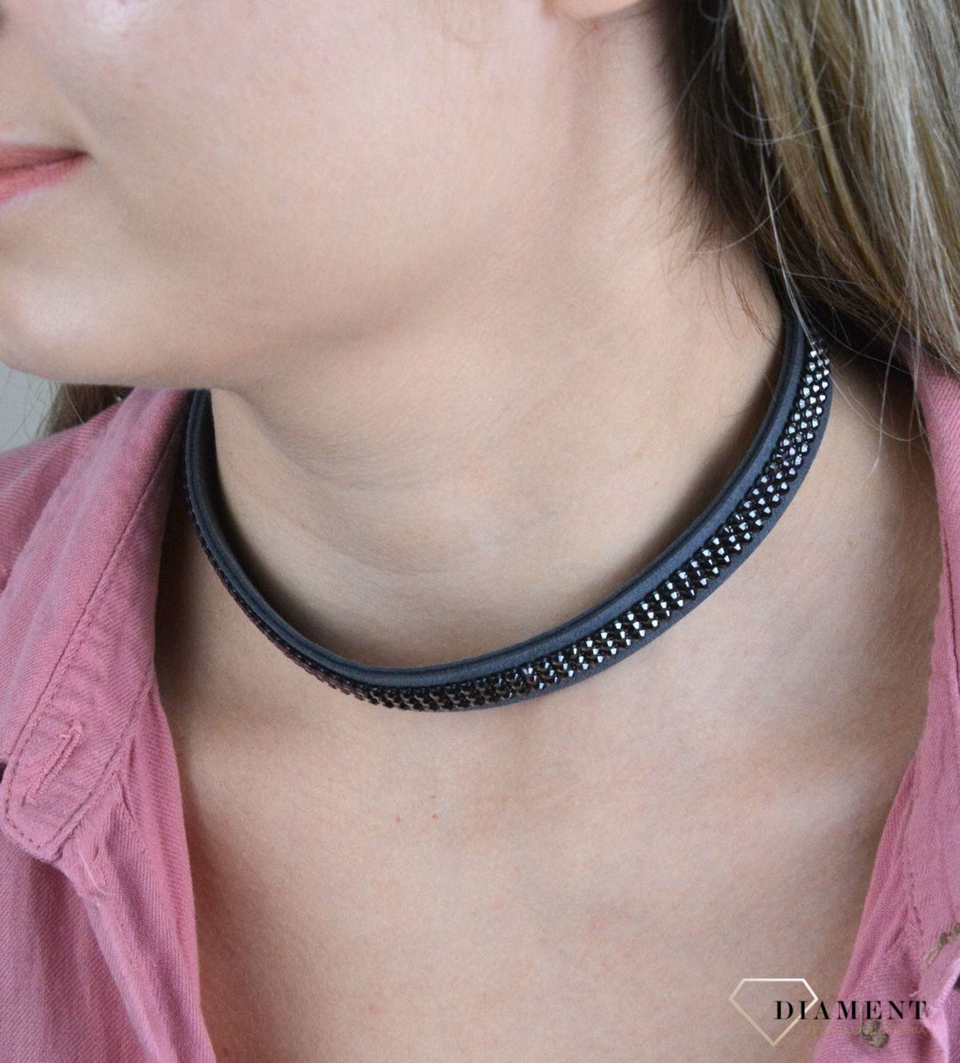 Naszyjnik choker Swarovski szara alcantara z kryształkami Hematite Jet NOMESH3HJ. Naszyjnik Spark z kryształami Swarovski. Choker posiada zapięcie na nap. Biżuteria ma.jpg
