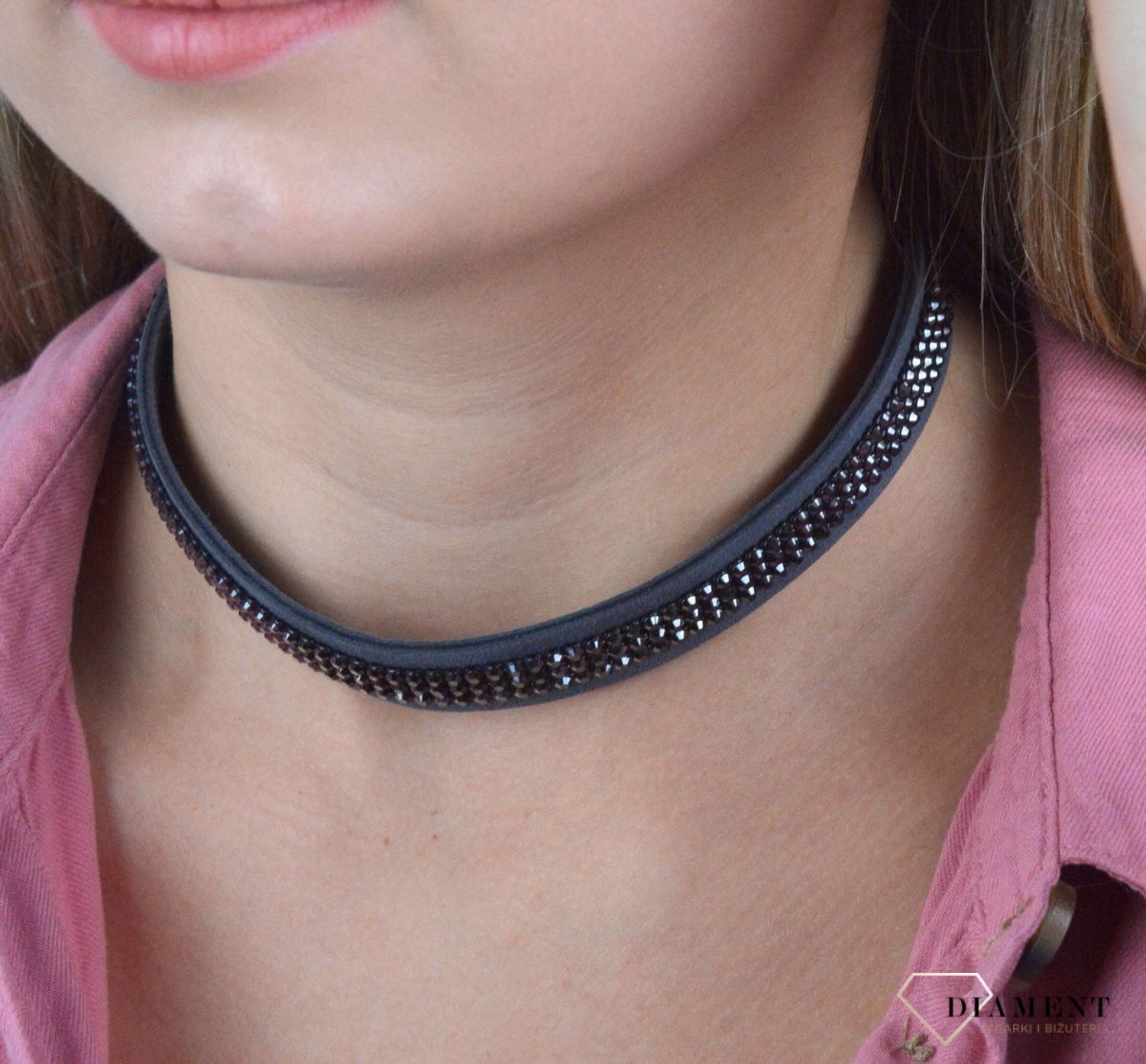Naszyjnik choker Swarovski szara alcantara z kryształkami Hematite Jet NOMESH3HJ. Naszyjnik Spark z kryształami Swarovski. Choker posiada zapięcie na nap. Biżuteria ma.jpg