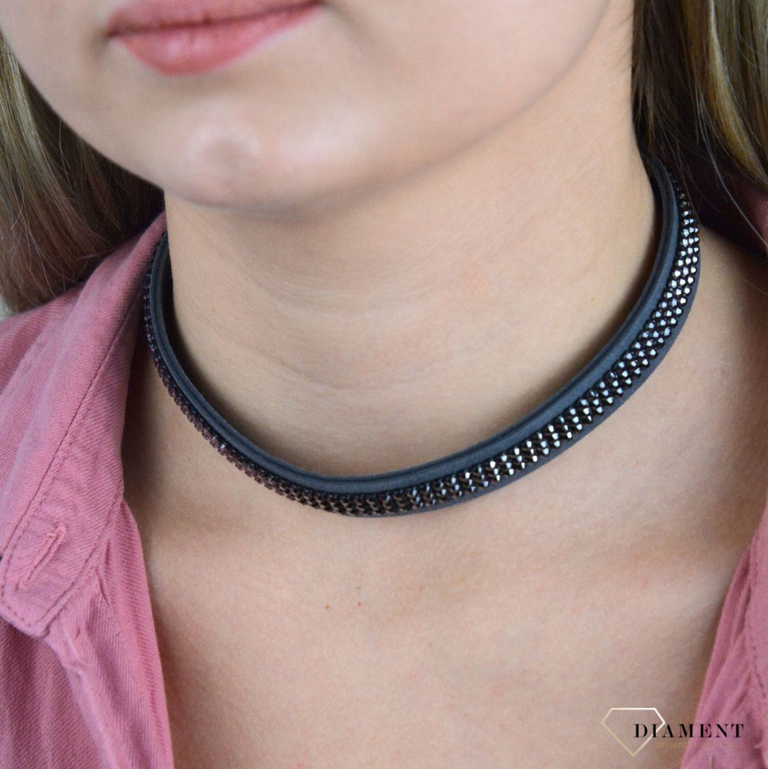 Naszyjnik choker Swarovski szara alcantara z kryształkami Hematite Jet NOMESH3HJ. Naszyjnik Spark z kryształami Swarovski. Choker posiada zapięcie na nap. Biżuteria ma.jpg