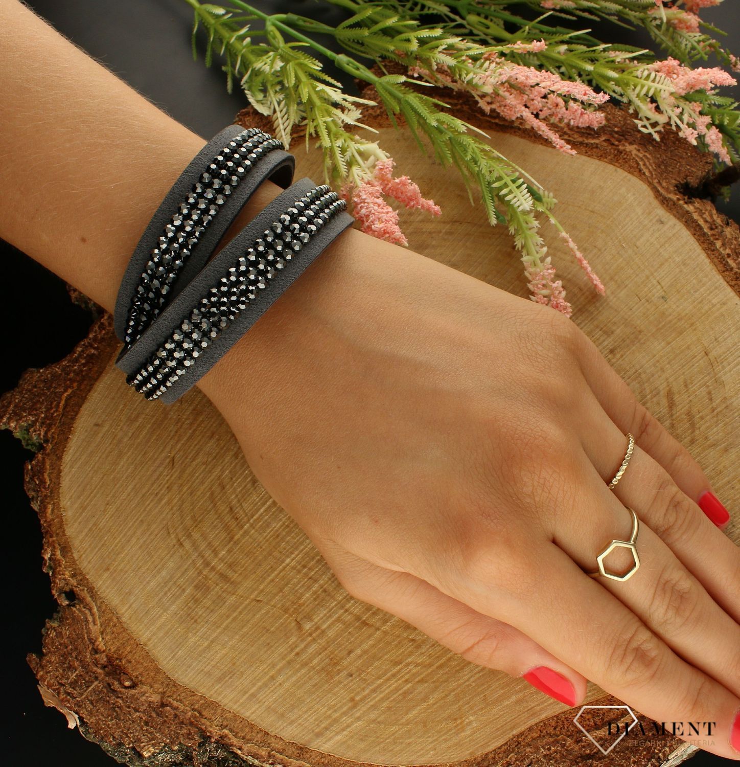 Naszyjnik choker Swarovski szara alcantara z kryształkami Hematite Jet NOMESH3HJ. Naszyjnik Spark z kryształami Swarovski. Choker posiada zapięcie na nap. Biżuteria ma.jpg