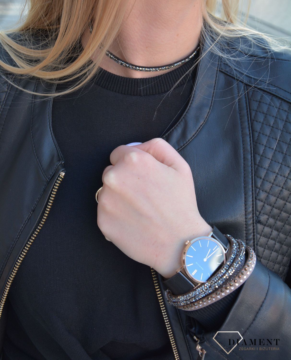 Naszyjnik Spark z kryształami Swarovski na czarnej skórce alcantara. Choker posiada regulacje, a łańcuszek przedłużający zakończony jest pięknym kryształkiem..jpg