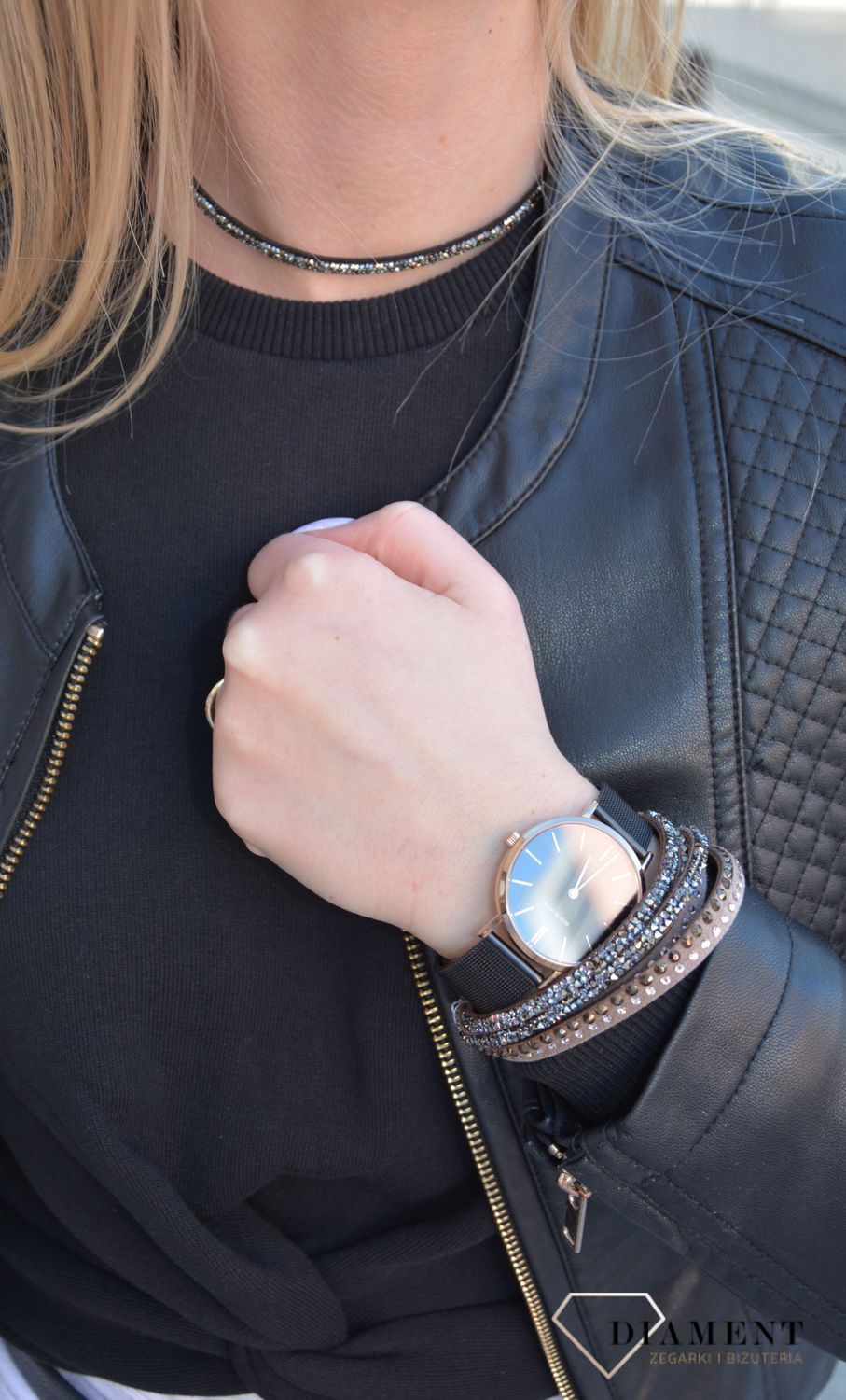 Naszyjnik Spark z kryształami Swarovski na czarnej skórce alcantara. Choker posiada regulacje, a łańcuszek przedłużający zakończony jest pięknym kryształkiem..jpg