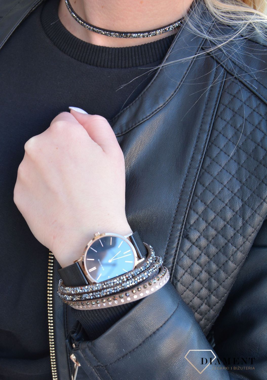 Naszyjnik Spark z kryształami Swarovski na czarnej skórce alcantara. Choker posiada regulacje, a łańcuszek przedłużający zakończony jest pięknym kryształkiem..jpg