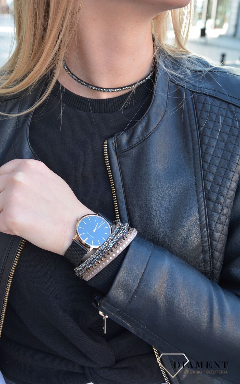 Naszyjnik Spark z kryształami Swarovski na czarnej skórce alcantara. Choker posiada regulacje, a łańcuszek przedłużający zakończony jest pięknym kryształkiem..jpg