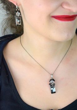 Srebrny naszyjnik z kryształem Swarovskiego w kolorze Silver Night NP6696SN. Naszyjnik wykonany ze srebra próby 925 oraz ekskluzywnych kryształów Swarovski® crystals w kolorach Silver Night, Crystal i Jet (1).JPG