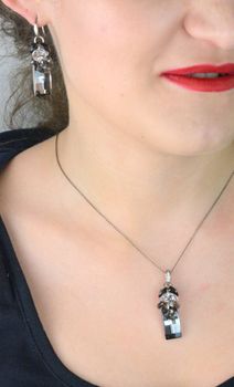 Srebrny naszyjnik z kryształem Swarovskiego w kolorze Silver Night NP6696SN. Naszyjnik wykonany ze srebra próby 925 oraz ekskluzywnych kryształów Swarovski® crystals w kolorach Silver Night, Crystal i Jet (2).JPG