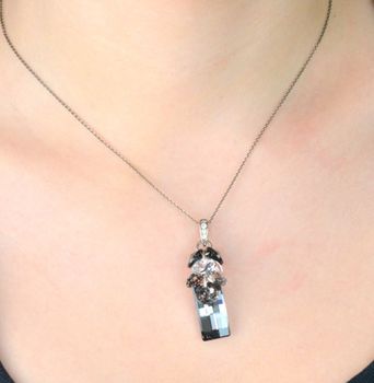 Srebrny naszyjnik z kryształem Swarovskiego w kolorze Silver Night NP6696SN. Naszyjnik wykonany ze srebra próby 925 oraz ekskluzywnych kryształów Swarovski® crystals w kolorach Silver Night, Crystal i Jet (3).JPG