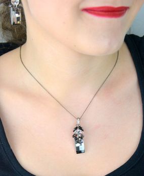 Srebrny naszyjnik z kryształem Swarovskiego w kolorze Silver Night NP6696SN. Naszyjnik wykonany ze srebra próby 925 oraz ekskluzywnych kryształów Swarovski® crystals w kolorach Silver Night, Crystal i Jet (5).JPG
