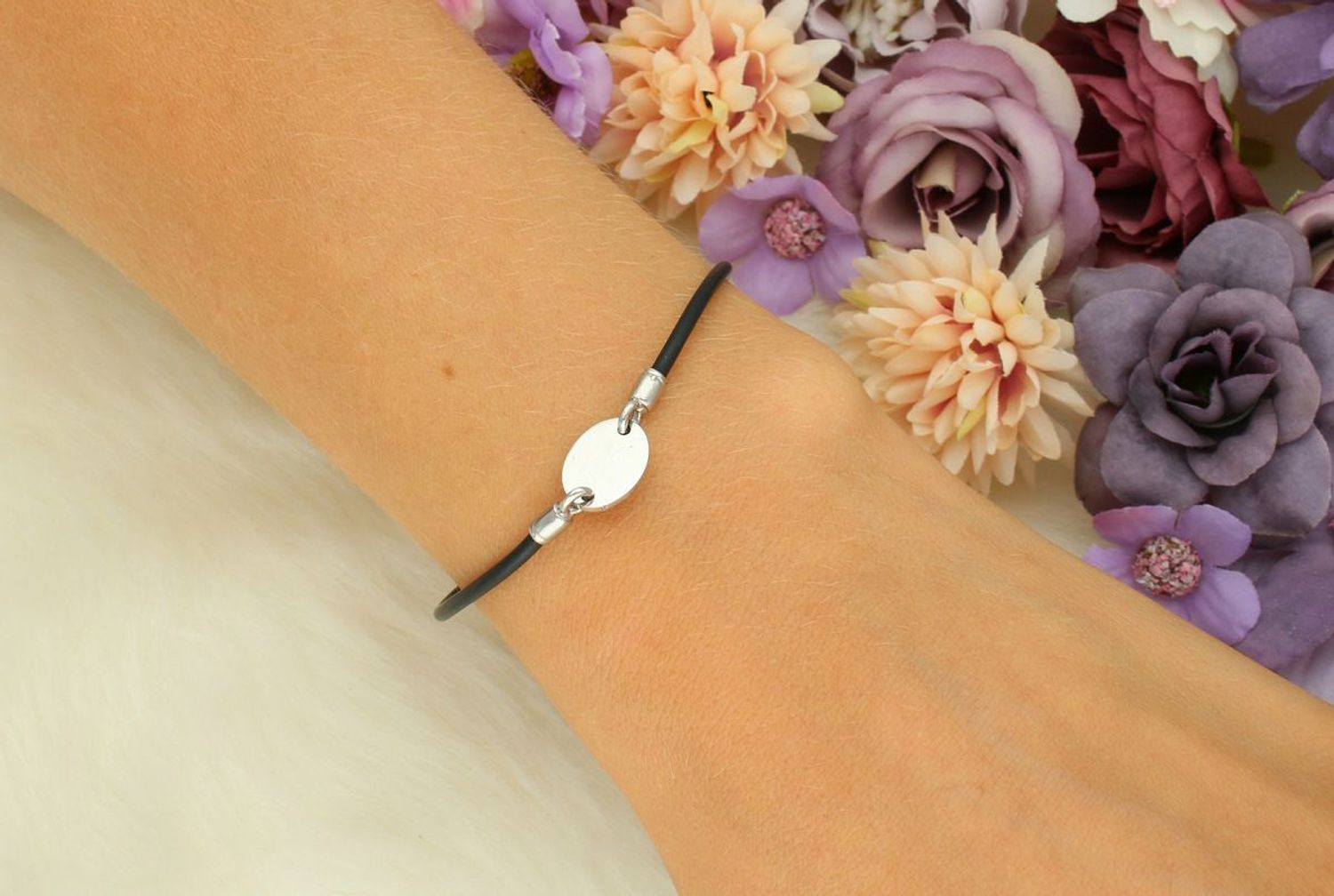 Bransoletka damska z kauczuku i srebra próby 925 z gładką owalną zawieszką (1,2 x 0,9 cm). Długość 17+2 cm, zapięcie na karabińczyk. Model NPBZ005117 – nowoczesna i lekka.1.jpg