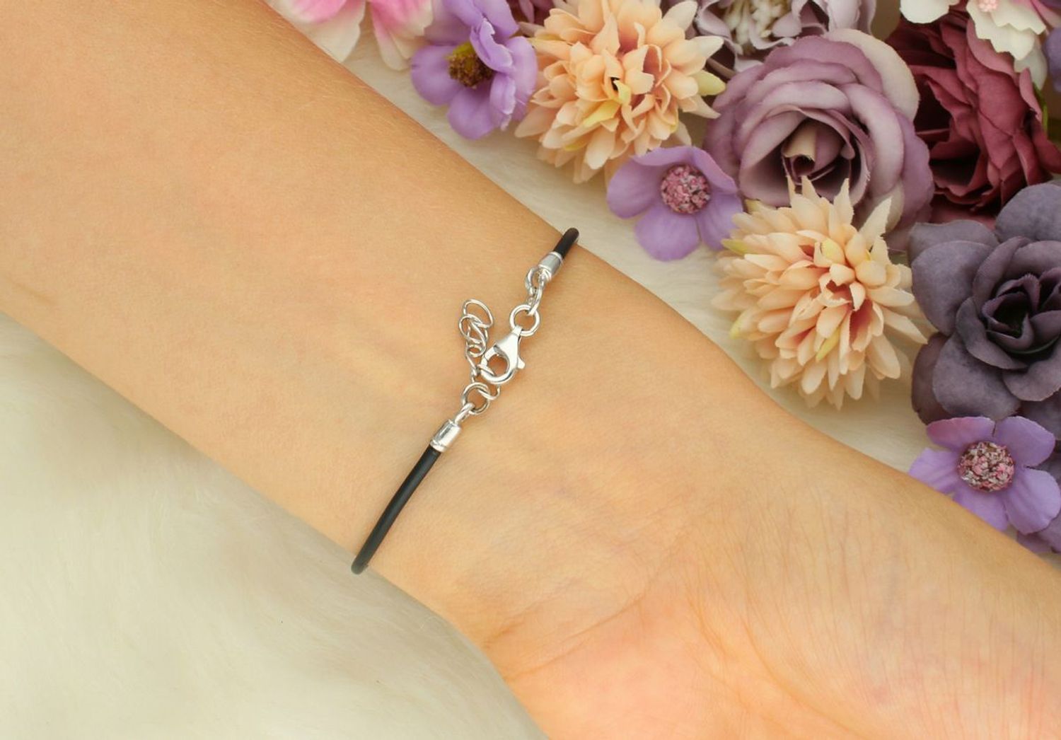 Bransoletka damska z kauczuku i srebra próby 925 z gładką owalną zawieszką (1,2 x 0,9 cm). Długość 17+2 cm, zapięcie na karabińczyk. Model NPBZ005117 – nowoczesna i lekka.1.jpg