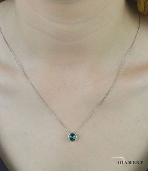 Srebrny naszyjnik z kryształem Swarovskiego w kolorze Emerald NR1122SS29EM  2,1. Naszyjnik wykonany ze srebra próby 925 oraz ekskluzywnych kryształów Swarovski® crystals w kolorze Emerald. Całość jest eleganckim do.JPG