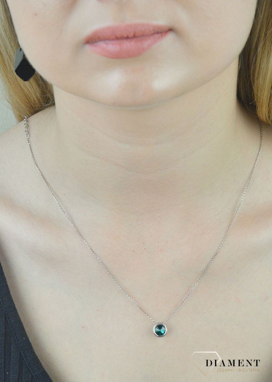 Srebrny naszyjnik z kryształem Swarovskiego w kolorze Emerald NR1122SS29EM  2,1. Naszyjnik wykonany ze srebra próby 925 oraz ekskluzywnych kryształów Swarovski® crystals w kolorze Emerald. Całość jest eleganckim.jpg