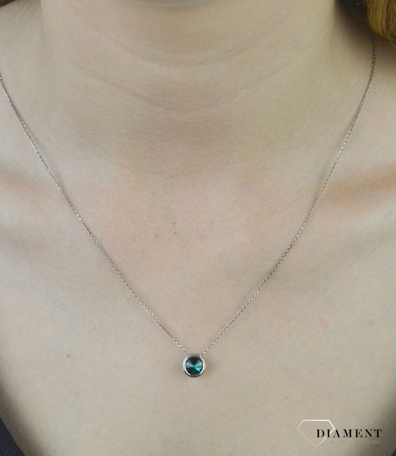 Srebrny naszyjnik z kryształem Swarovskiego w kolorze Emerald NR1122SS29EM  2,1. Naszyjnik wykonany ze srebra próby 925 oraz ekskluzywnych kryształów Swarovski® crystals w kolorze Emerald. Całość jest eleganckim.jpg