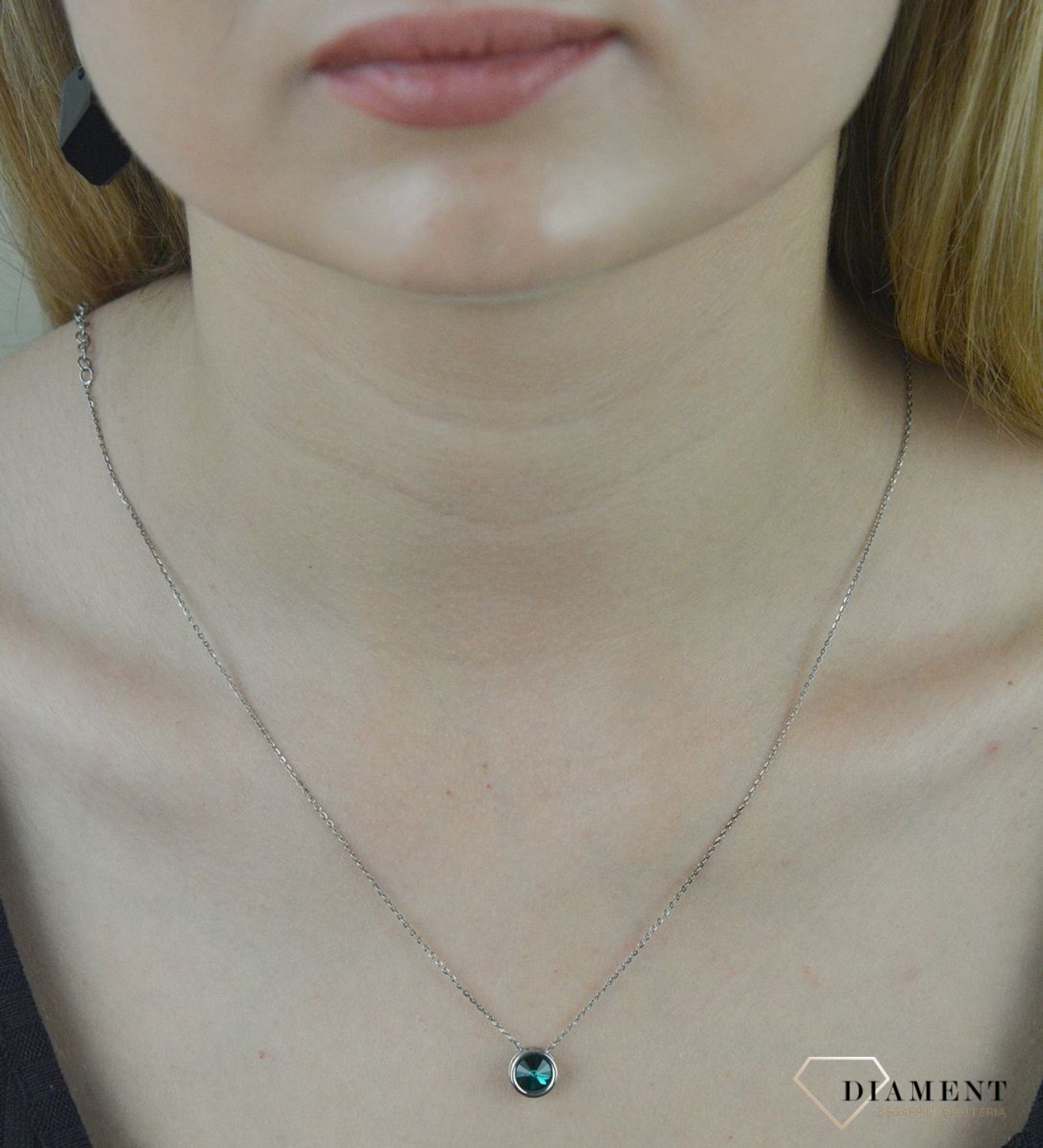Srebrny naszyjnik z kryształem Swarovskiego w kolorze Emerald NR1122SS29EM  2,1. Naszyjnik wykonany ze srebra próby 925 oraz ekskluzywnych kryształów Swarovski® crystals w kolorze Emerald. Całość jest eleganckim.jpg