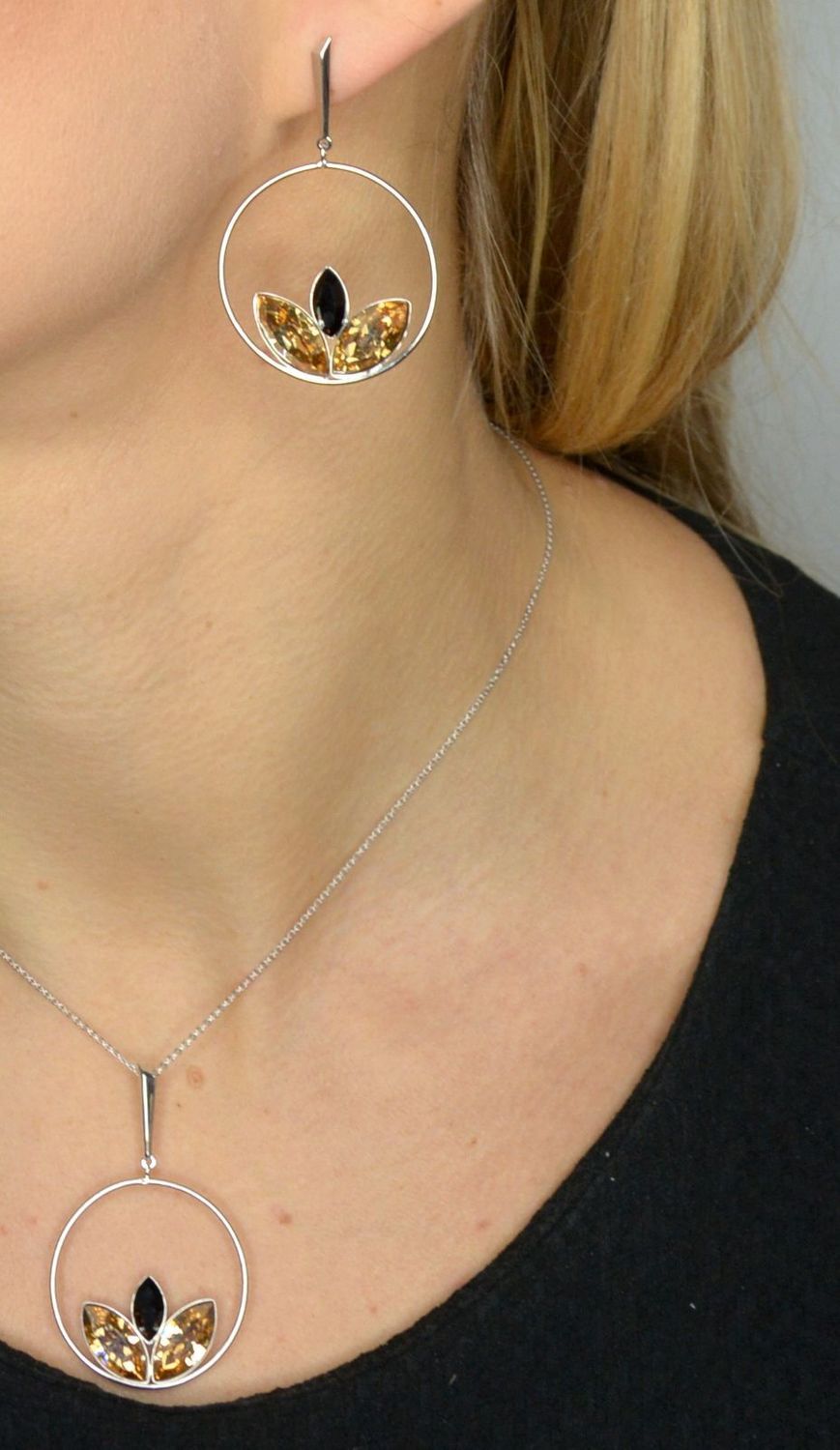 Naszyjnik damski Swarovski złoto czarny kwiat NRD42283JGS..jpg