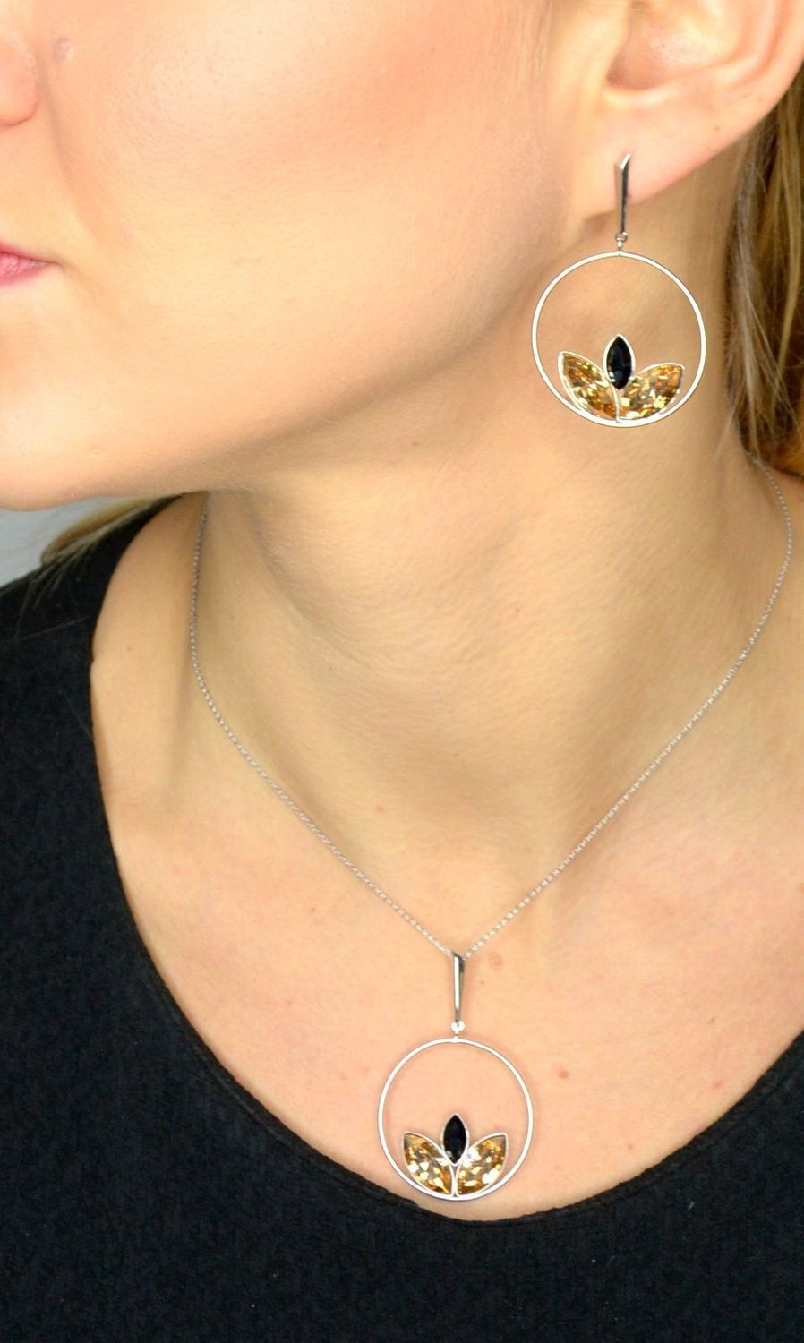 Naszyjnik damski Swarovski złoto czarny kwiat NRD42283JGS..jpg