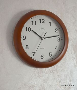 Zegar na ścianę drewniany JVD okrągły NS19020.41. Mechanizm japoński mieści się w drewnianej, okrągłej obudowie w kolorze jasnego brązu. Zegar na ścianę drewniany. Zegar na świetne uzupełnienie domowej aranżacji (4).JPG