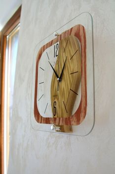Nowoczesny zegar ścienny do salonu JVD szklany NS19035. Zegar na ścianę z ekskluzywnego szkła.Szkło imitujące drewno. Nowoczesne zegary ścienne (2).JPG