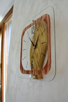 Nowoczesny zegar ścienny do salonu JVD szklany NS19035. Zegar na ścianę z ekskluzywnego szkła.Szkło imitujące drewno. Nowoczesne zegary ścienne (3).JPG