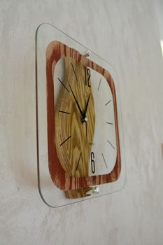 Nowoczesny zegar ścienny do salonu JVD szklany NS19035. Zegar na ścianę z ekskluzywnego szkła.Szkło imitujące drewno. Nowoczesne zegary ścienne (4).JPG