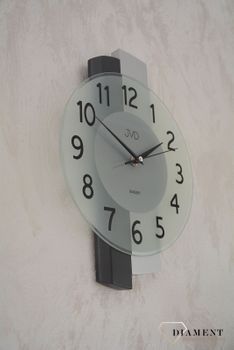 Zegar ścienny drewniany ze szkłem JVD szary NS19043.1. Nowoczesny zegar ścienny do salonu JVD NS19043.1 wyposażony jest w kwarcowy mechanizm, zasilany za pomocąka w srebrnej kolorystyce z czarnym (10).JPG