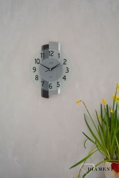 Zegar ścienny drewniany ze szkłem JVD szary NS19043.1. Nowoczesny zegar ścienny do salonu JVD NS19043.1 wyposażony jest w kwarcowy mechanizm, zasilany za pomocąka w srebrnej kolorystyce z czarnym (8).JPG