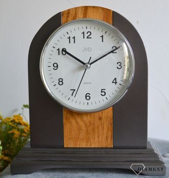 Zegar kominkowy drewniany JVD NS21020.2 to zegar kominkowy wykonany z drewna w kolorze antracytu i dębu. Piękny zegar do stylowego wnętrza. Zegar kominkowy z cichym mechanizmem (3).JPG
