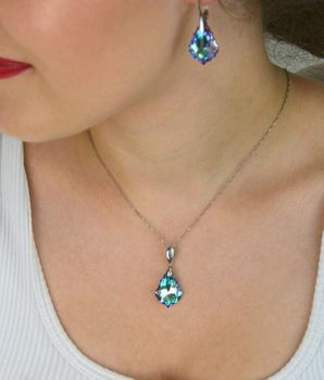 Elegancki naszyjnik NS6090VL wykonany ze srebra próby 925, ozdobiony kryształem Swarovski Bermuda Blue. Długość naszyjnika 42 cm (z przedłużką 5 cm). Idealny na prezent! (1).JPG