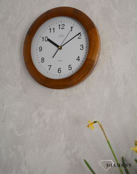 Zegar na ścianę drewniany JVD NS7017.1 okrągły. Model posiada mechanizm zegarowy z płynącym sekundnikiem. Zegar wyposażony w szkło mineralne. Zegar ścienny w okrągłej drewnianej obudowie. Tarcza zegarka w kolorze białym (10).JPG