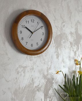 Zegar na ścianę drewniany JVD NS7017.1 okrągły. Model posiada mechanizm zegarowy z płynącym sekundnikiem. Zegar wyposażony w szkło mineralne. Zegar ścienny w okrągłej drewnianej obudowie. Tarcza zegarka w kolorze białym (2).JPG