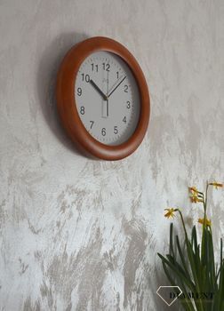 Zegar na ścianę drewniany JVD NS7017.3 okrągły. Model posiada mechanizm zegarowy z płynącym sekundnikiem. Zegar wyposażony w szkło mineralne. Zegar ścienny w okrągłej drewnianej obudowie (1).JPG