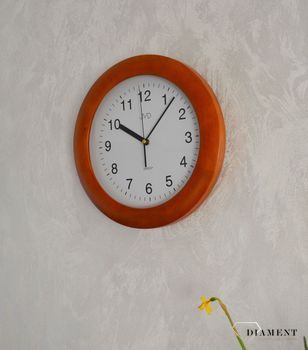 Zegar na ścianę drewniany JVD NS7017.3 okrągły. Model posiada mechanizm zegarowy z płynącym sekundnikiem. Zegar wyposażony w szkło mineralne. Zegar ścienny w okrągłej drewnianej obudowie (9).JPG
