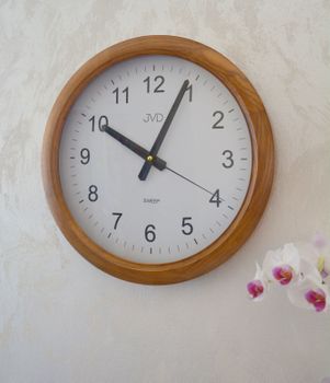 Zegar ścienny drewniany ciemny dąb JVD wykonany z drewnianej obudowy. Zegar w kolorze dębu, pasujący do większości wnętrz (2).JPG