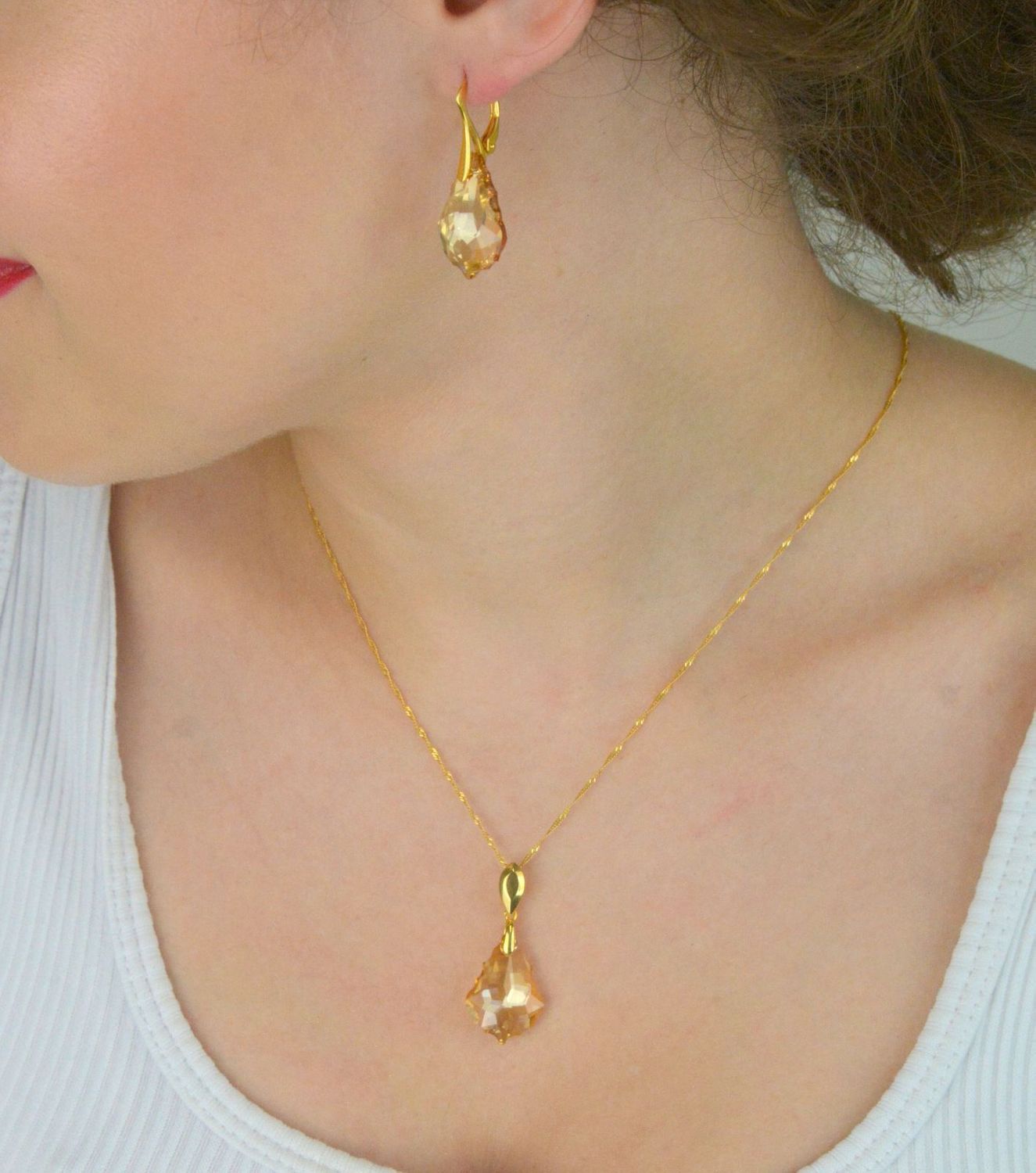 Elegancki naszyjnik NSG6090GS wykonany z pozłacanego srebra próby 925, ozdobiony kryształem Swarovski Golden Shadow. Długość łańcuszka 42 cm (z przedłużką 5 cm). Idealny na prezent!1.jpg