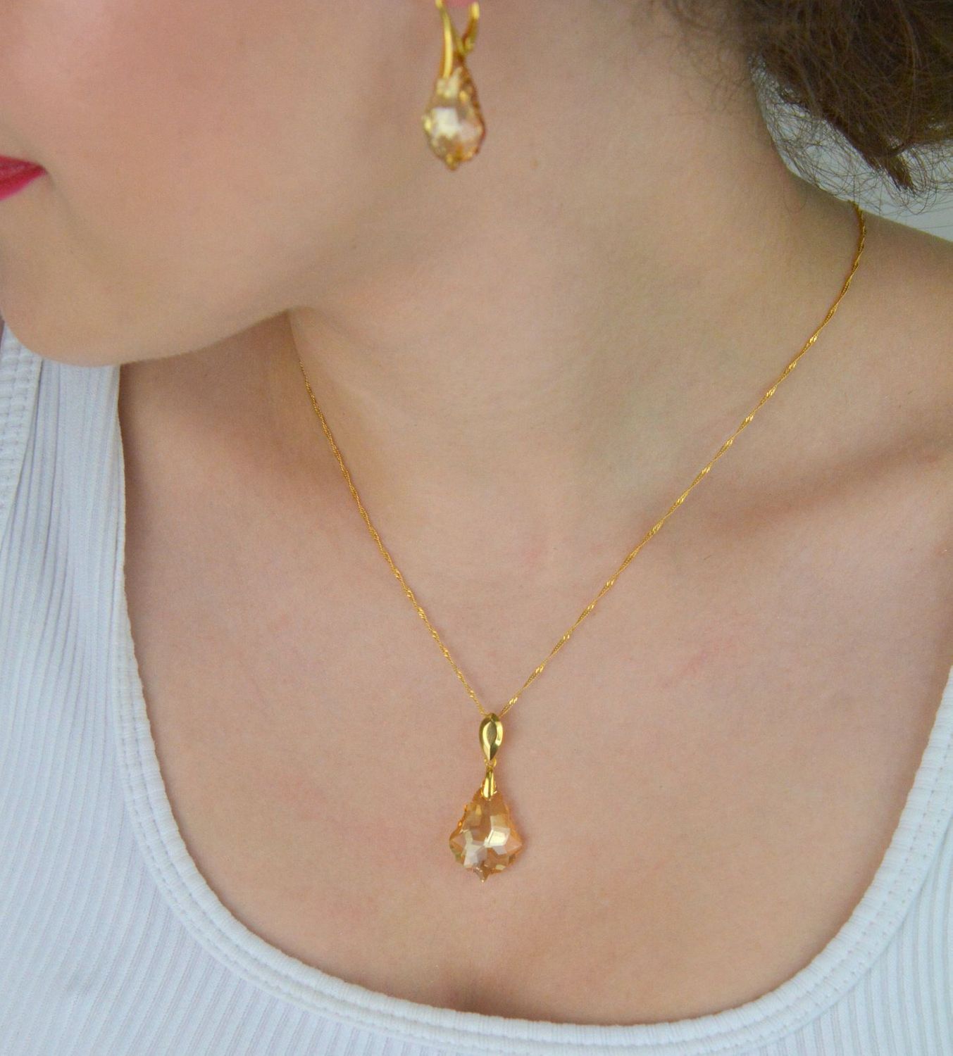 Elegancki naszyjnik NSG6090GS wykonany z pozłacanego srebra próby 925, ozdobiony kryształem Swarovski Golden Shadow. Długość łańcuszka 42 cm (z przedłużką 5 cm). Idealny na prezent!1.jpg