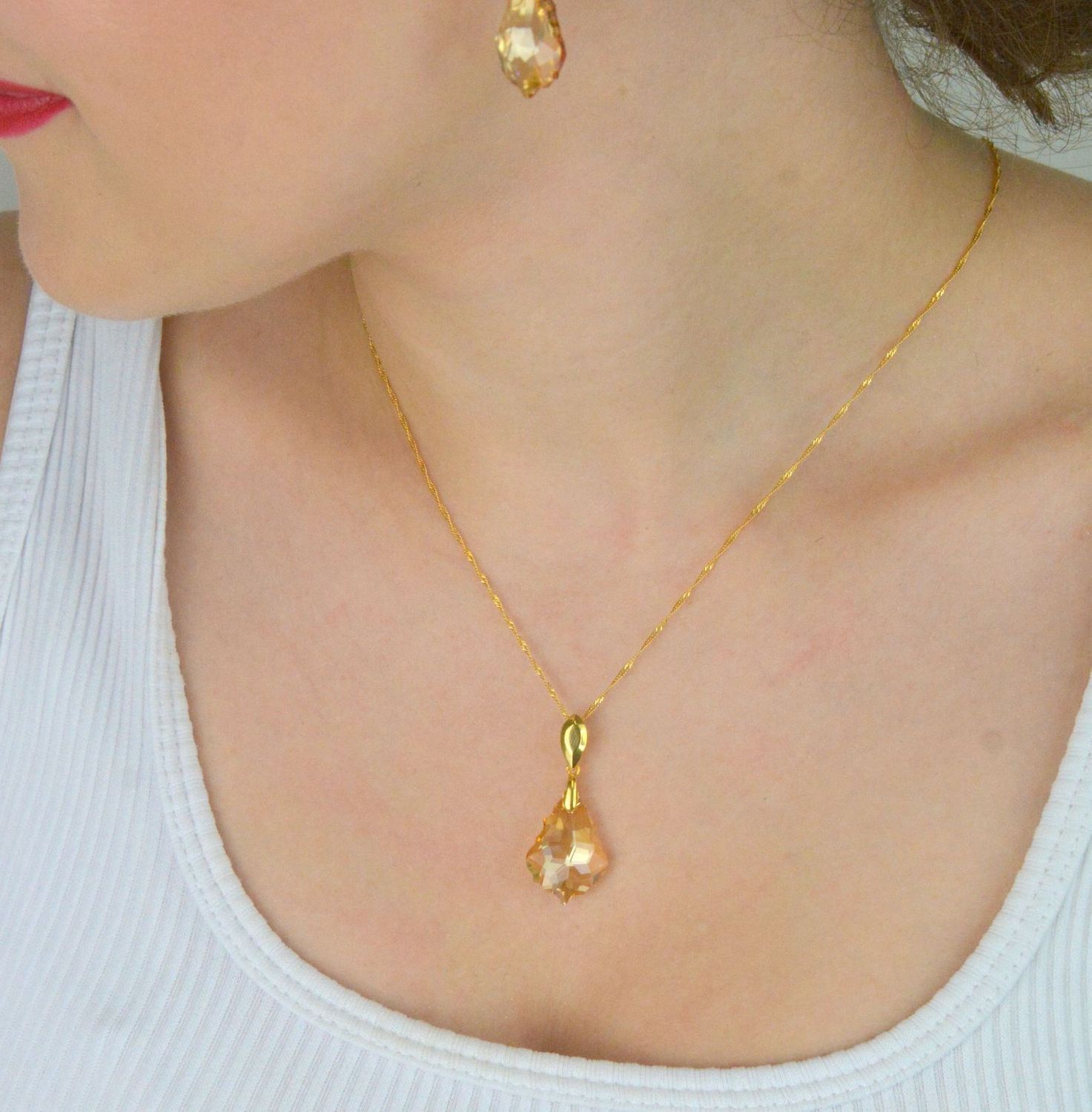 Elegancki naszyjnik NSG6090GS wykonany z pozłacanego srebra próby 925, ozdobiony kryształem Swarovski Golden Shadow. Długość łańcuszka 42 cm (z przedłużką 5 cm). Idealny na prezent!1.jpg