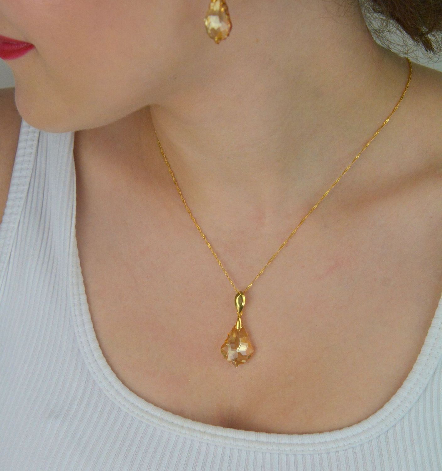 Elegancki naszyjnik NSG6090GS wykonany z pozłacanego srebra próby 925, ozdobiony kryształem Swarovski Golden Shadow. Długość łańcuszka 42 cm (z przedłużką 5 cm). Idealny na prezent!1.jpg