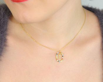 Elegancki naszyjnik damski srebrny pozłacany NSP6471-EZ 💎 łańcuszek ankier z owalną zawieszką i kolorowymi cyrkoniami z literką E. Srebro próby 925, długość 40 cm + 45 cm, zawieszka 1,6 x 1,2 cm, zapięcie karabińczyk. Per.JPG