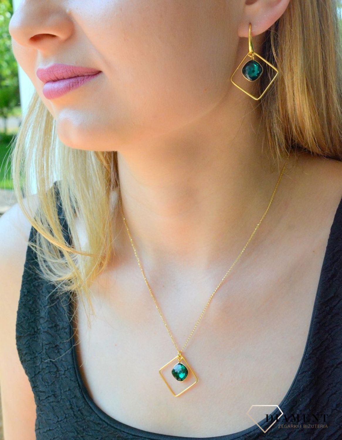 Naszyjnik damski pozłacany Swarovski z kryształkami w kolorze Emerald NSQG448310EM. Naszyjnik damski pozłacany. Naszyjnik damski z kryształkiem Swarovskiego. Naszyjnik z zielonym kryształkiem. Naszyjnik damski Spark.jpg