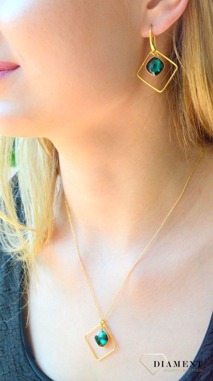 Naszyjnik damski pozłacany Swarovski z kryształkami w kolorze Emerald NSQG448310EM. Naszyjnik damski pozłacany. Naszyjnik damski z kryształkiem Swarovskiego. Naszyjnik z zielonym kryształkiem. Naszyjnik damski Spark.jpg