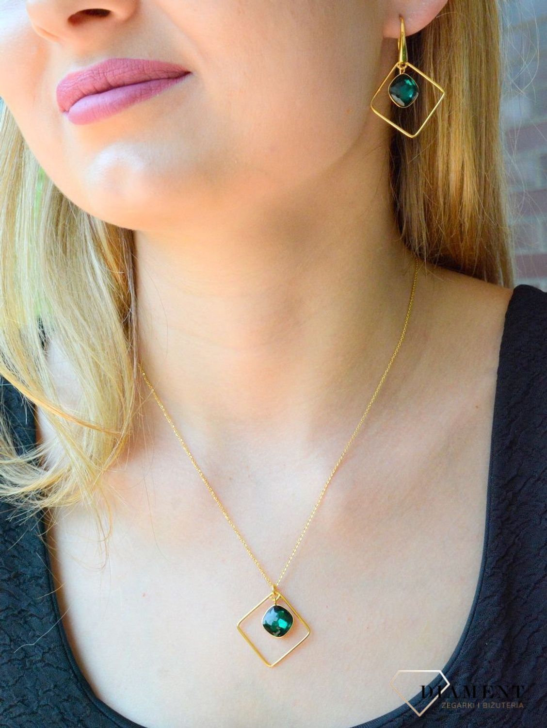 Naszyjnik damski pozłacany Swarovski z kryształkami w kolorze Emerald NSQG448310EM. Naszyjnik damski pozłacany. Naszyjnik damski z kryształkiem Swarovskiego. Naszyjnik z zielonym kryształkiem. Naszyjnik damski Spark.jpg