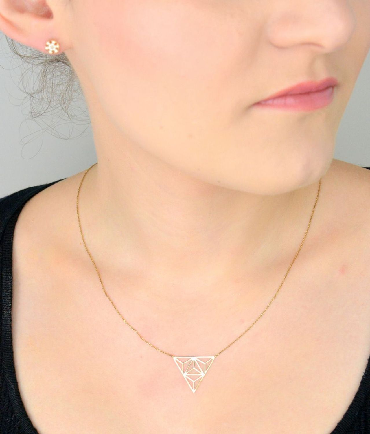 Złoty naszyjnik celebrytka z ażurowym trójkątem 333- NSZ-000000-004-333. Naszyjnik damski wykonany z żółtego złota o subtelnym wzorze. Damska złota biżuteria o formie  celebrytki łączącej 1.jpg