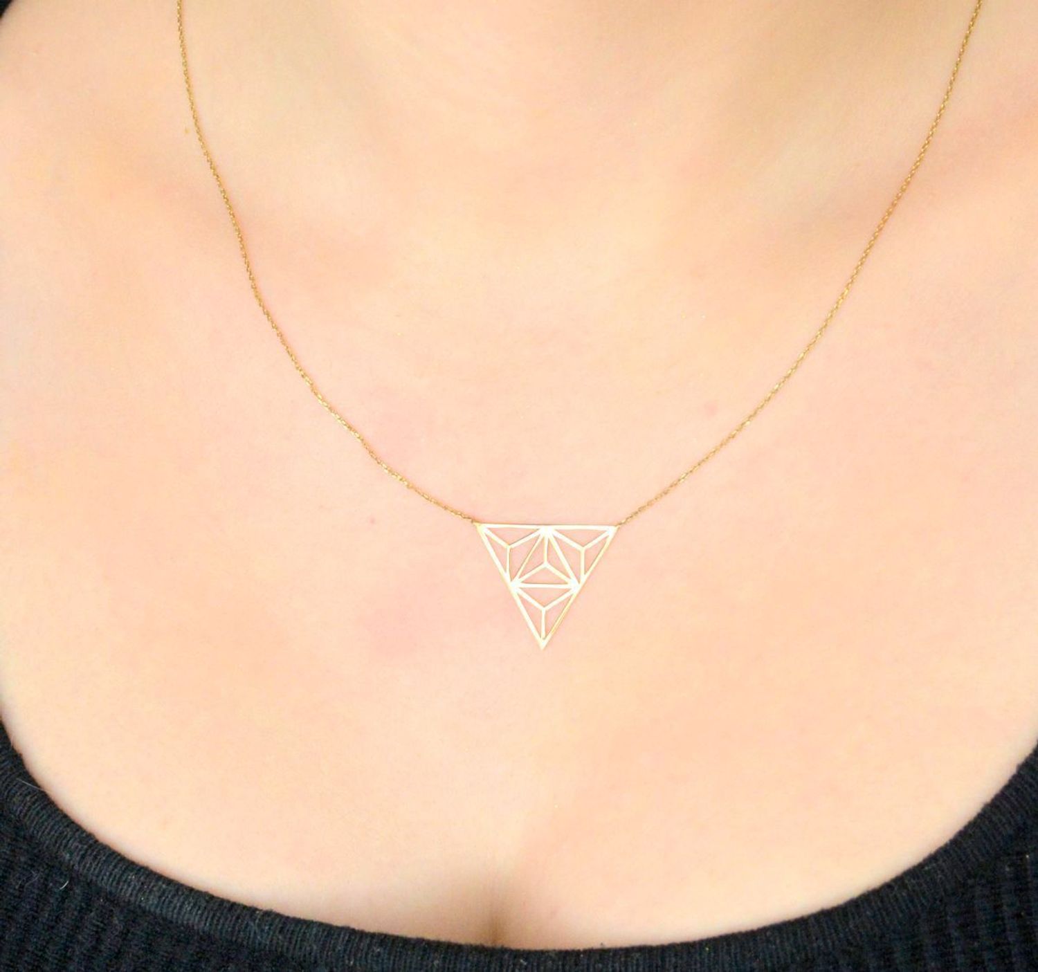 Złoty naszyjnik celebrytka z ażurowym trójkątem 333- NSZ-000000-004-333. Naszyjnik damski wykonany z żółtego złota o subtelnym wzorze. Damska złota biżuteria o formie  celebrytki łączącej 1.jpg