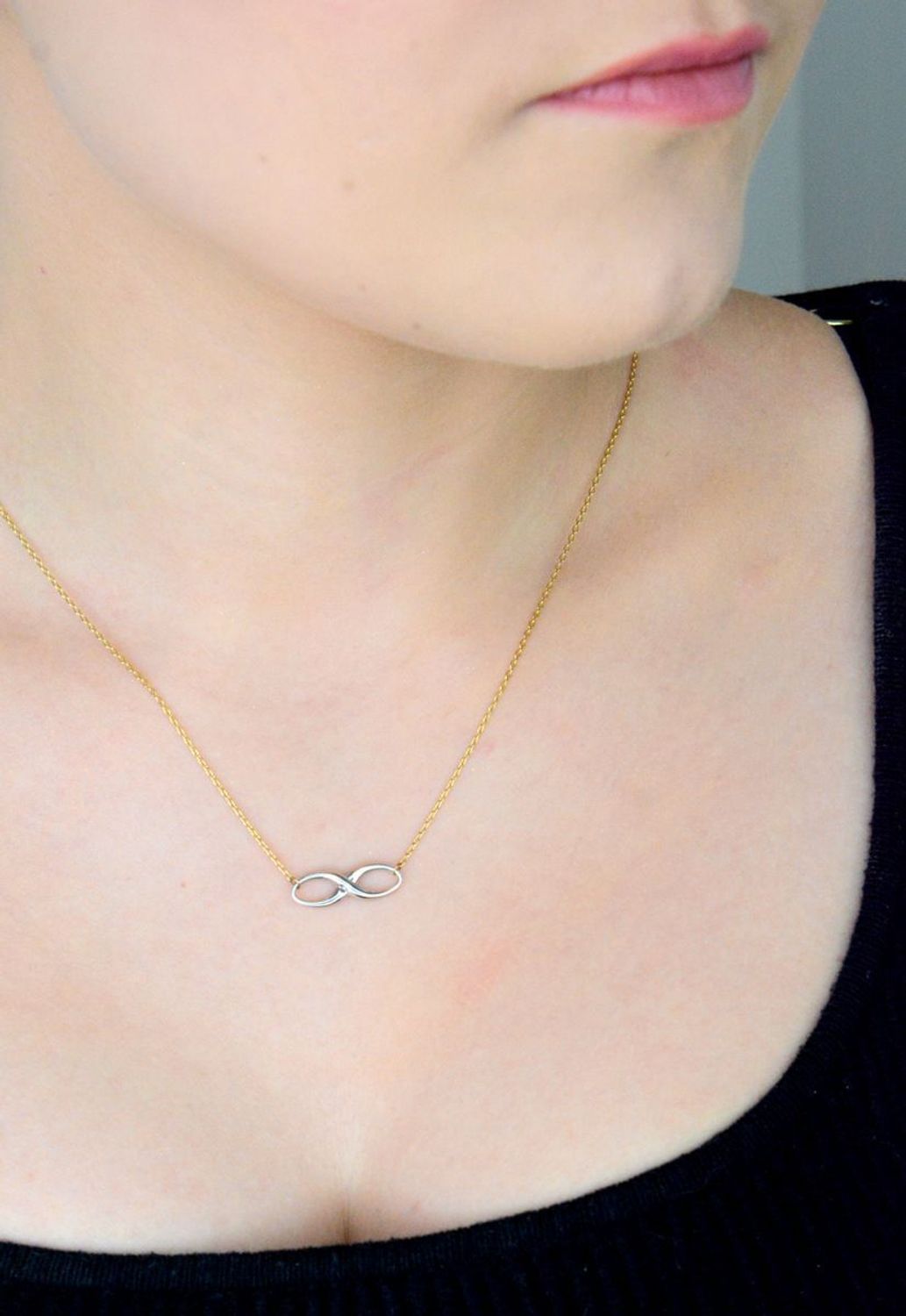 Złoty naszyjnik celebrytka damska znak nieskończoności próba 333- NSZ-000000-014-333. Damska złota biżuteria o formie delikatnej celebrytki łączącej w sobie subtelny 1.jpg