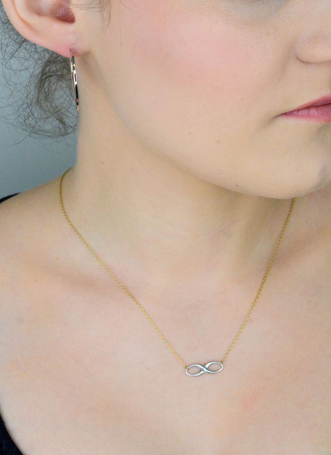 Złoty naszyjnik celebrytka damska znak nieskończoności próba 333- NSZ-000000-014-333. Damska złota biżuteria o formie delikatnej celebrytki łączącej w sobie subtelny 1.jpg