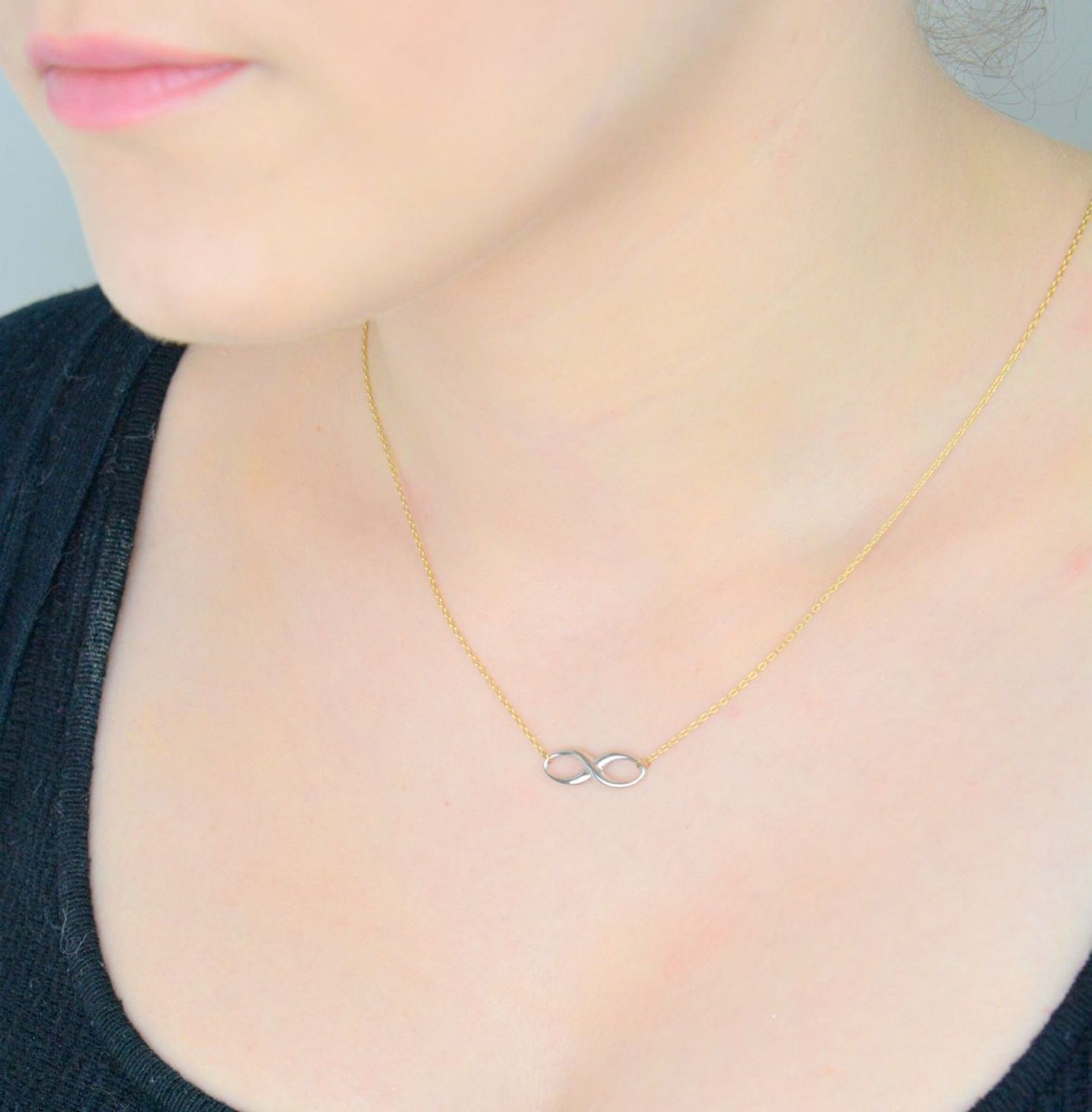Złoty naszyjnik celebrytka damska znak nieskończoności próba 333- NSZ-000000-014-333. Damska złota biżuteria o formie delikatnej celebrytki łączącej w sobie subtelny 1.jpg